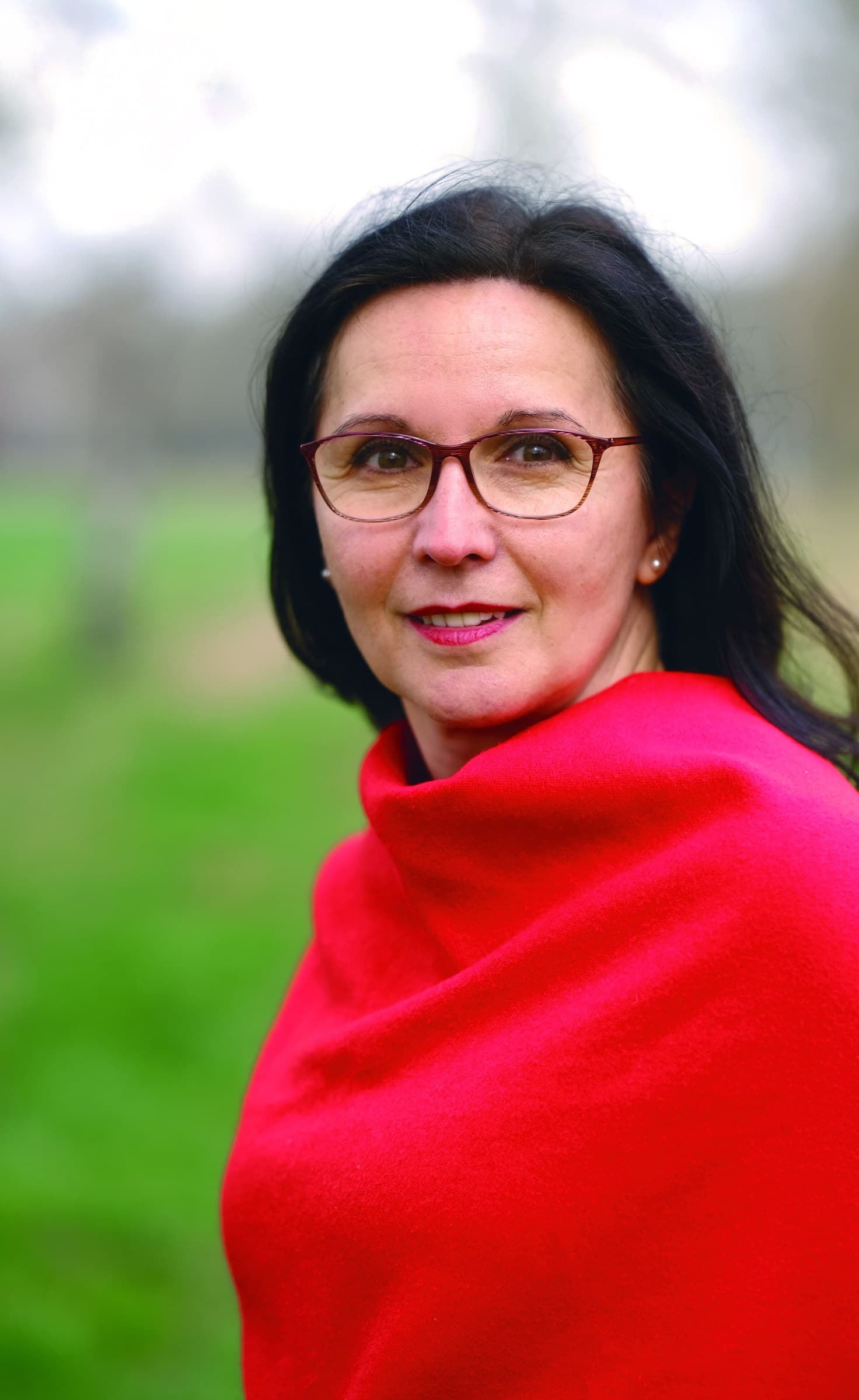 Mihaela Münch im roten Tuch – das Foto des Buchumschlags